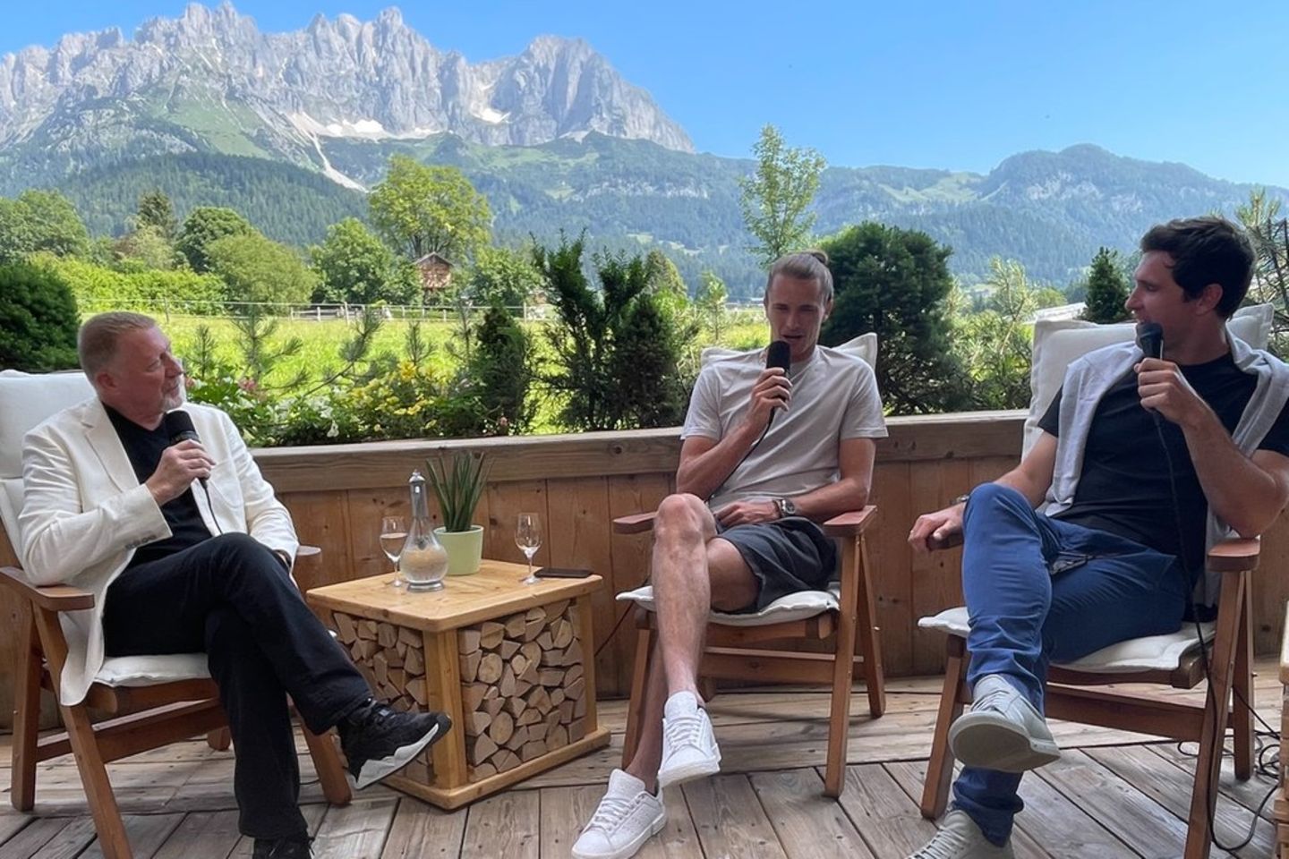 Boris Becker (l.) im Gespräch mit den Zverev-Brüdern für deren neuen Podcast "A bis Z".