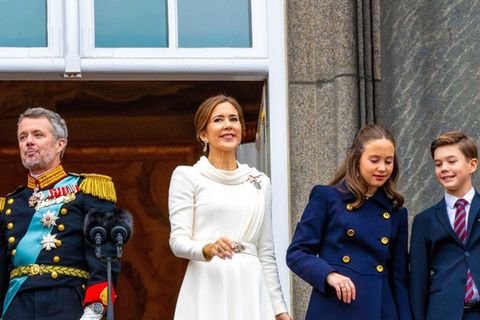 Ein Teil der dänischen Königsfamilie grüßt vom Balkon: Frederik und Mary mit ihren Zwillingen Vincent und Josephine.