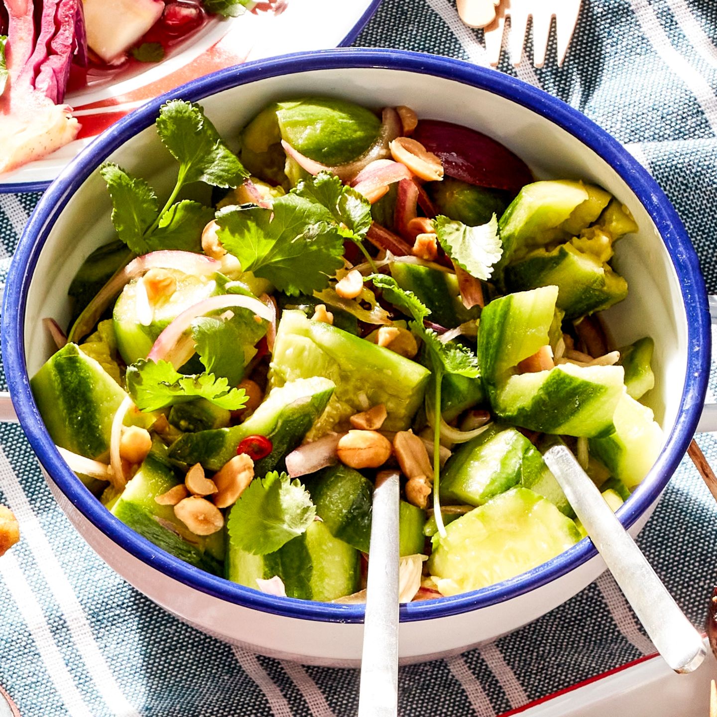 Smashed Cucumber Salad mit Chili und Erdnuss