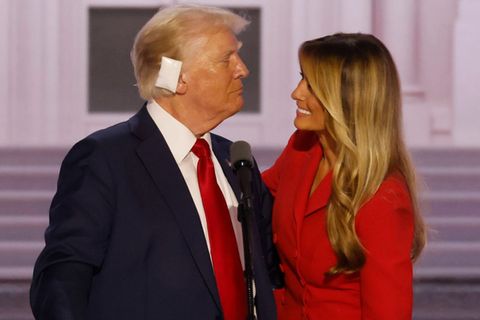 Donald Trump zeigt sich harmonisch mit Ehefrau Melania Trump.