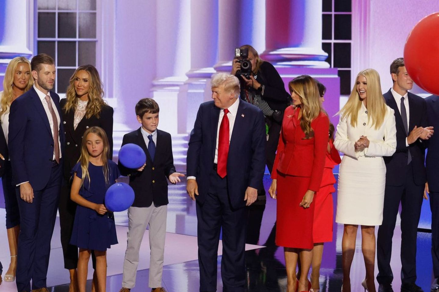 Donald Trump und seine Ehefrau Melania (m.) mit zahlreichen Familienmitgliedern beim Parteitag der US-Republikaner.