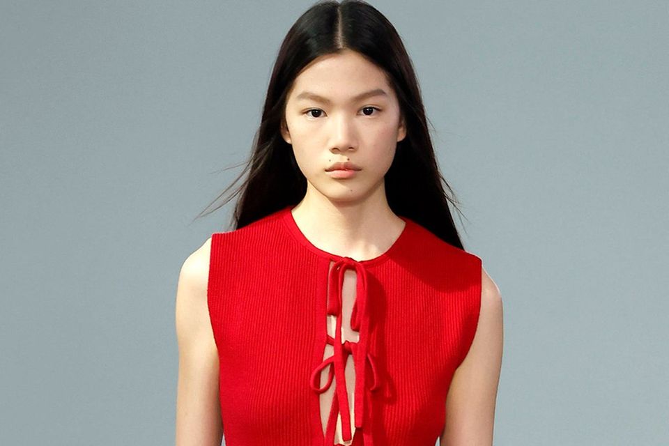 Ein Fashion-Week-Look mit einer roten Tie-Front-Bluse von JW Anderson.