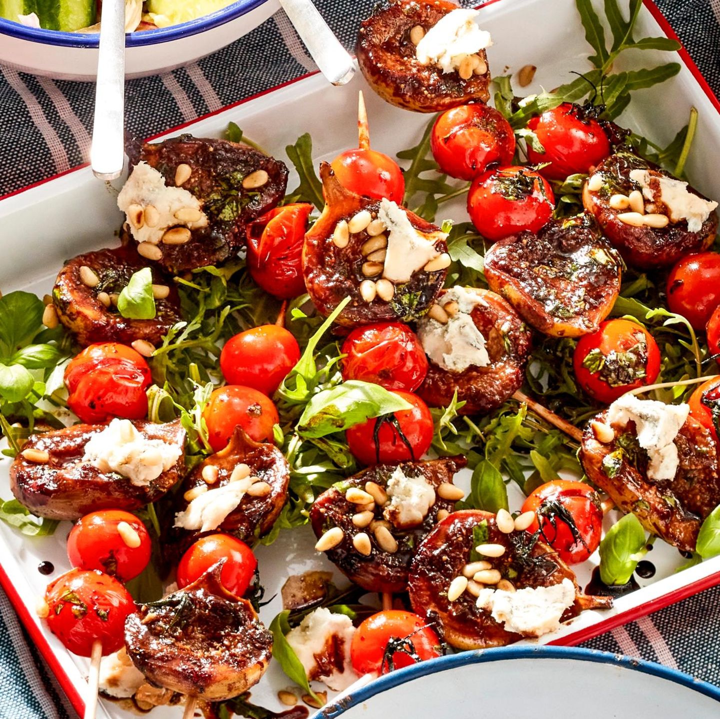 Balsamico-Feigen-Spieße mit Gorgonzola und Pinienkernen