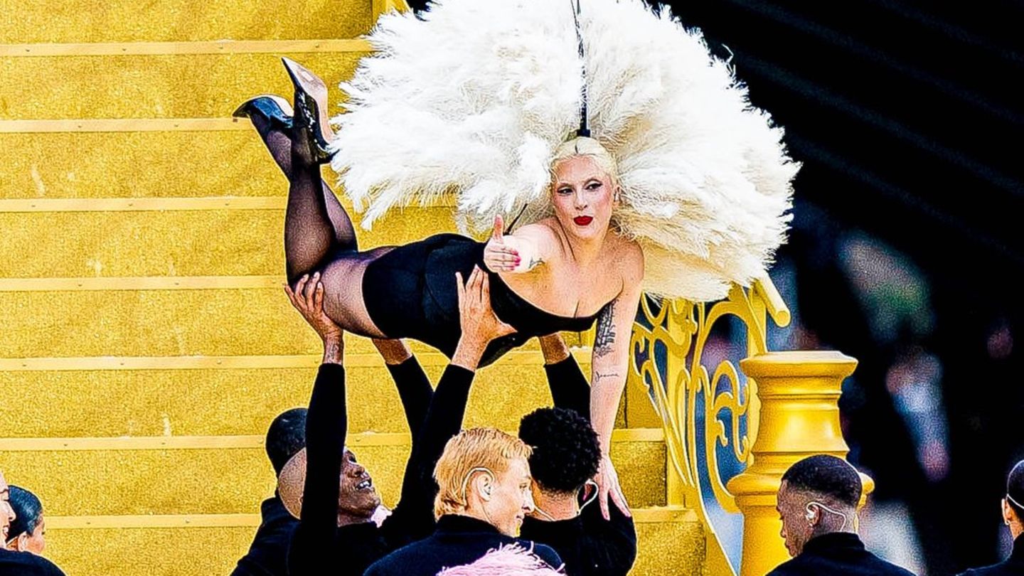Olympia-Er-ffnungszeremonie-Superstar-Lady-Gaga-schreitet-g-ldene-Treppe-hinab