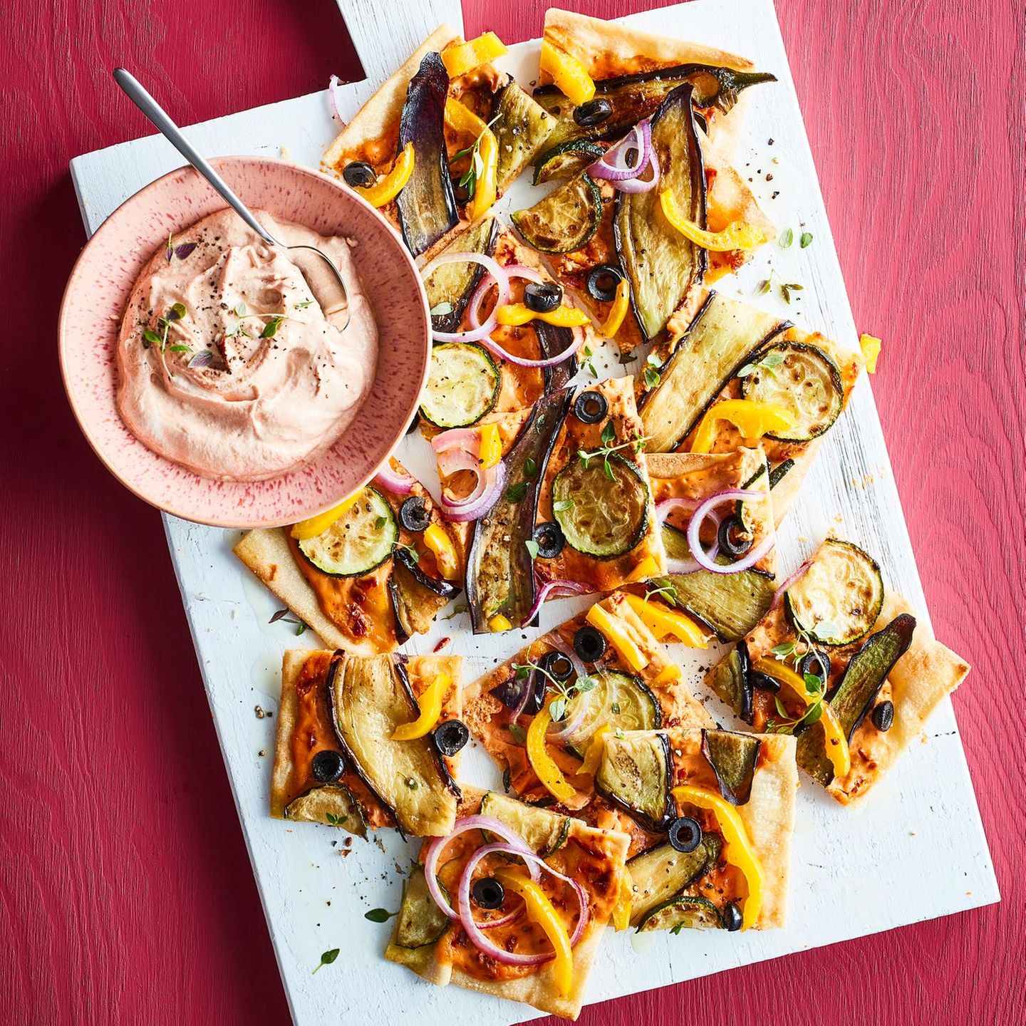 Flammkuchen mit Marktgemüse und Tomaten-Schmand