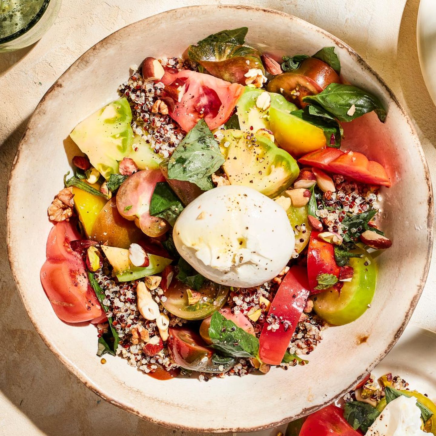 Bunter Tomatensalat mit Nuss-Quinoa und Burrata