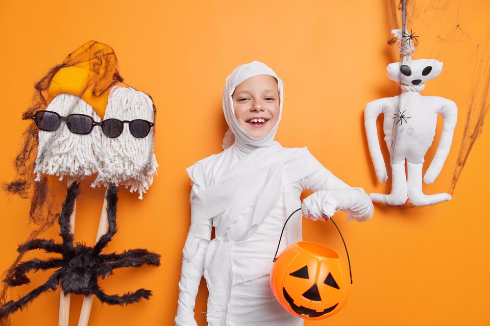 Halloween-Kostüme selber machen: Kind als Mumie verkleidet
