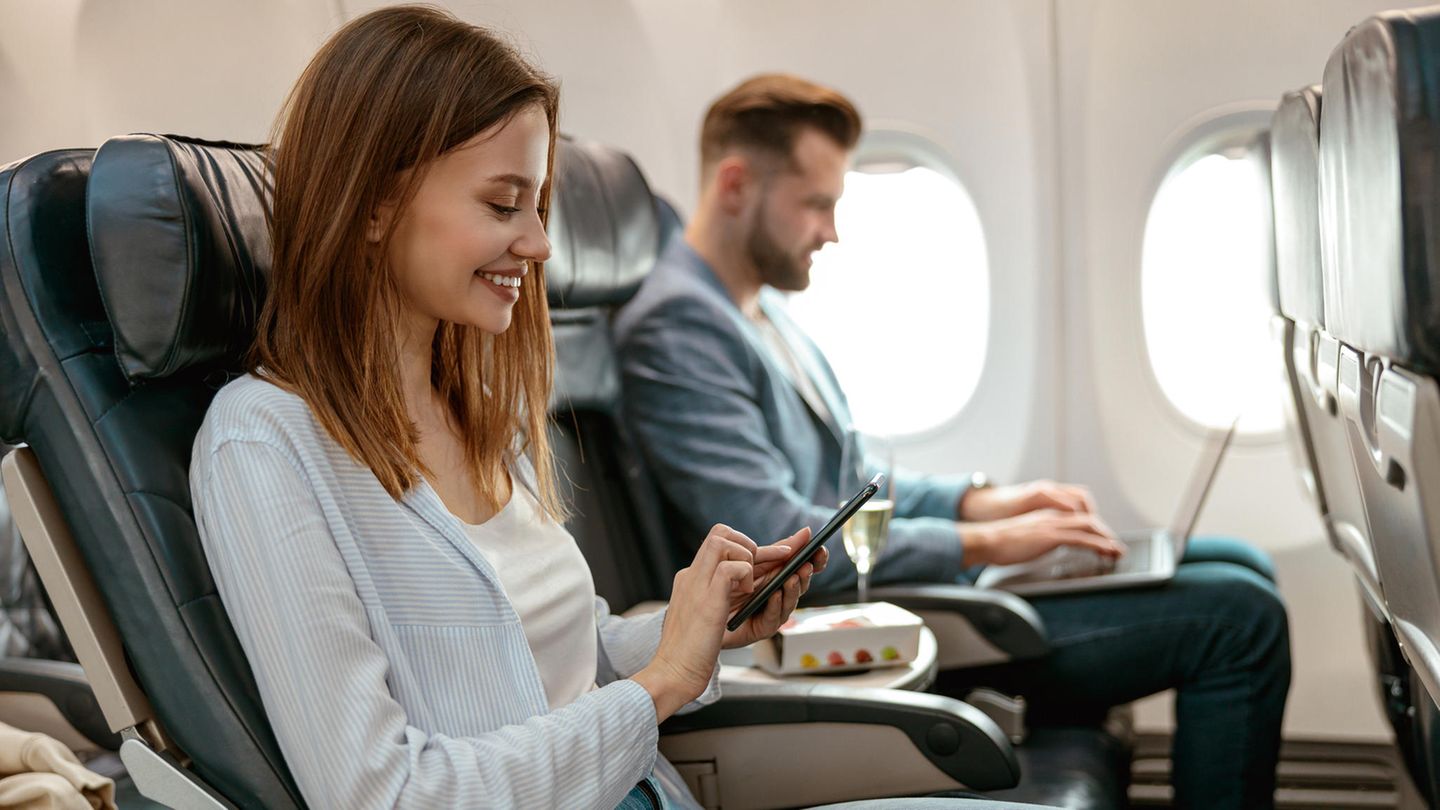 Laut Flugbegleiterin: Wieso du den viralen Sitzplatz-Lifehack niemals ausprobieren solltest