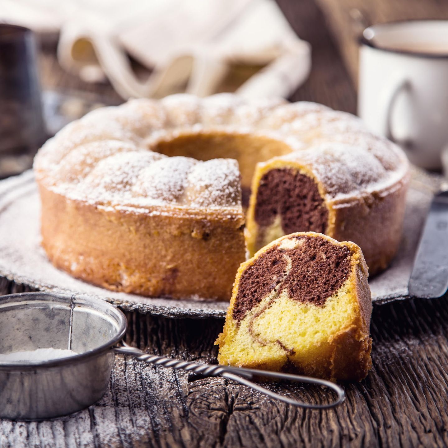 Marmorkuchen auf Teller mit Puderzucker bestäubt