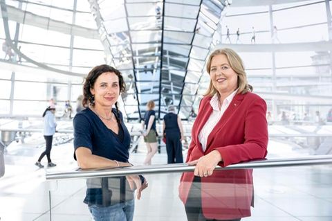 Frauen im Bundestag: Juli Zeh und Bärbel Bas 1.5009