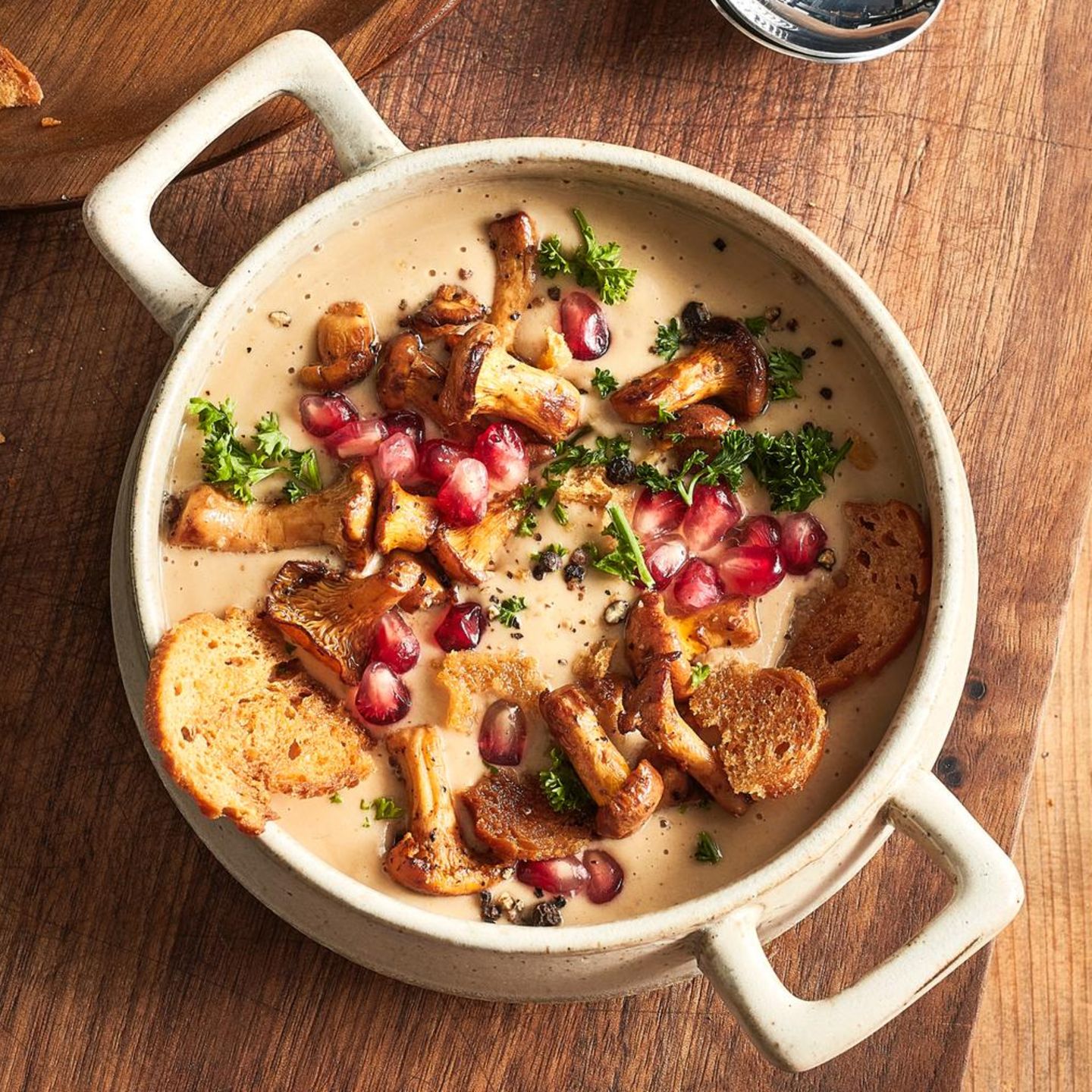 Pfifferlingssuppe mit Granatapfel und Knoblauch-Chips