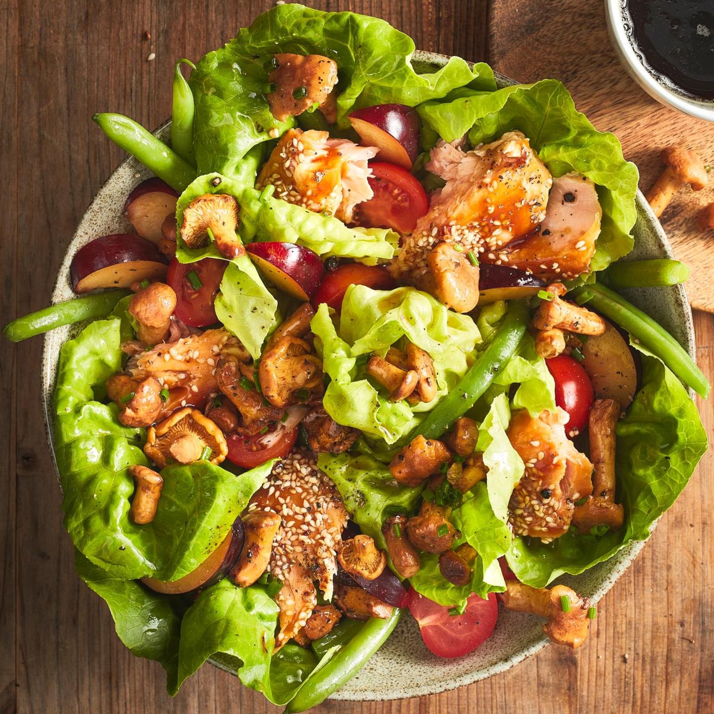 Lettuce with sesame salmon and chanterelles