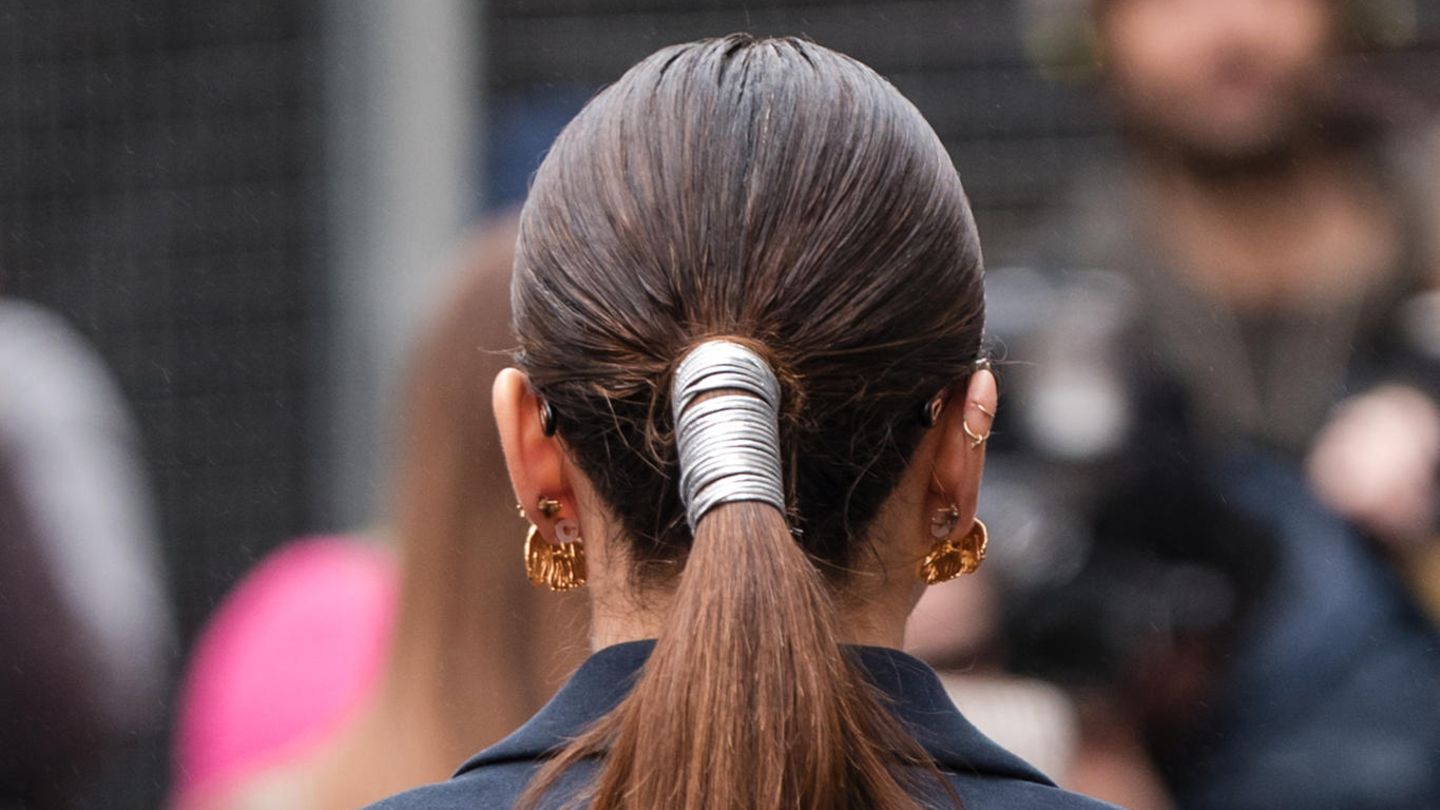 Hack-f-r-sleeke-Styles-Genialer-Haarnadel-Trick-mit-dem-dein-Pferdeschwanz-noch-besser-gelingt