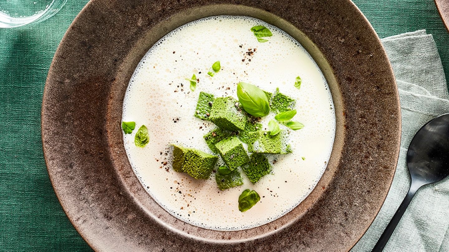 Weiße Tomatensuppe mit Basilikum-Eierstich | BRIGITTE.de
