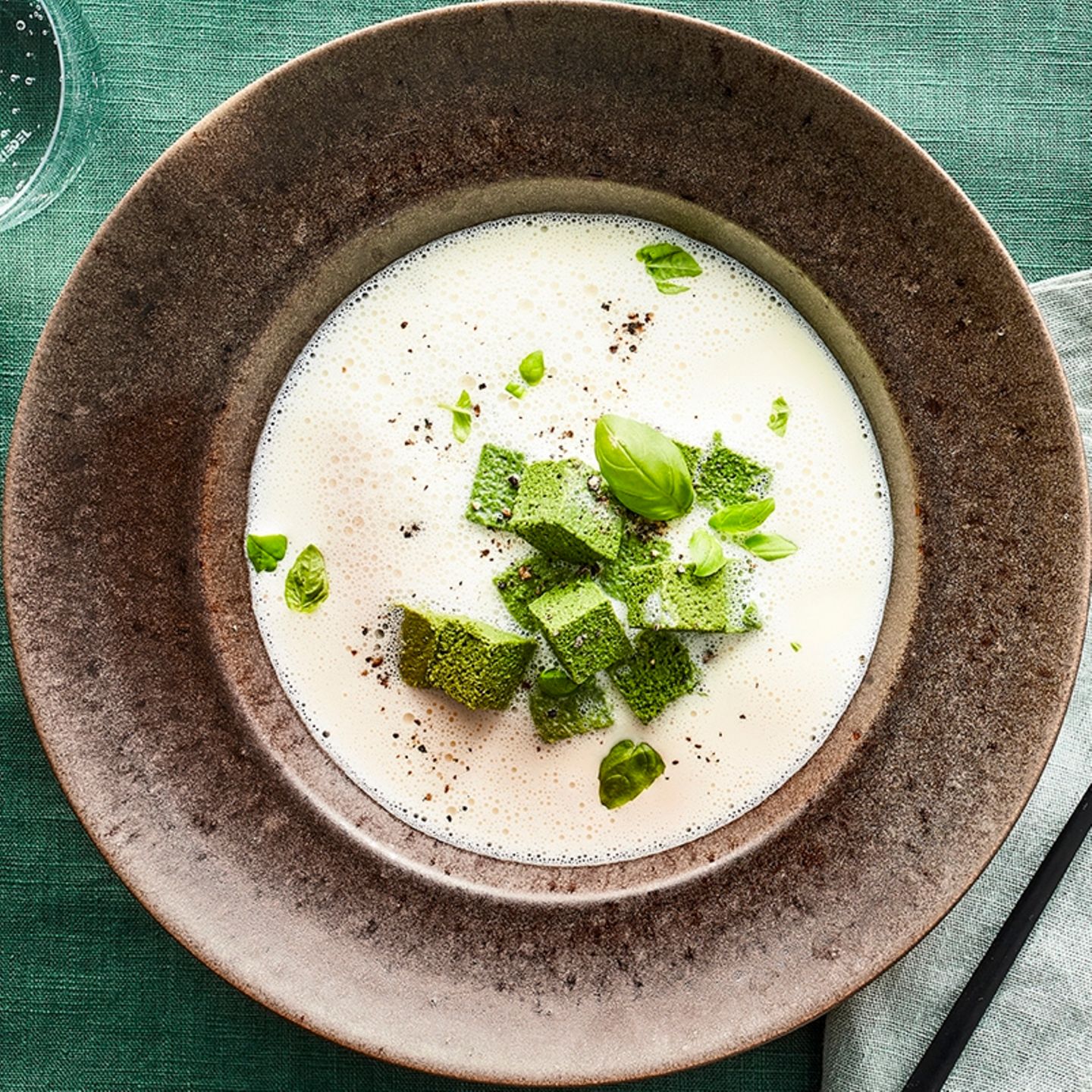 Weiße Tomatensuppe mit Basilikum-Eierstich