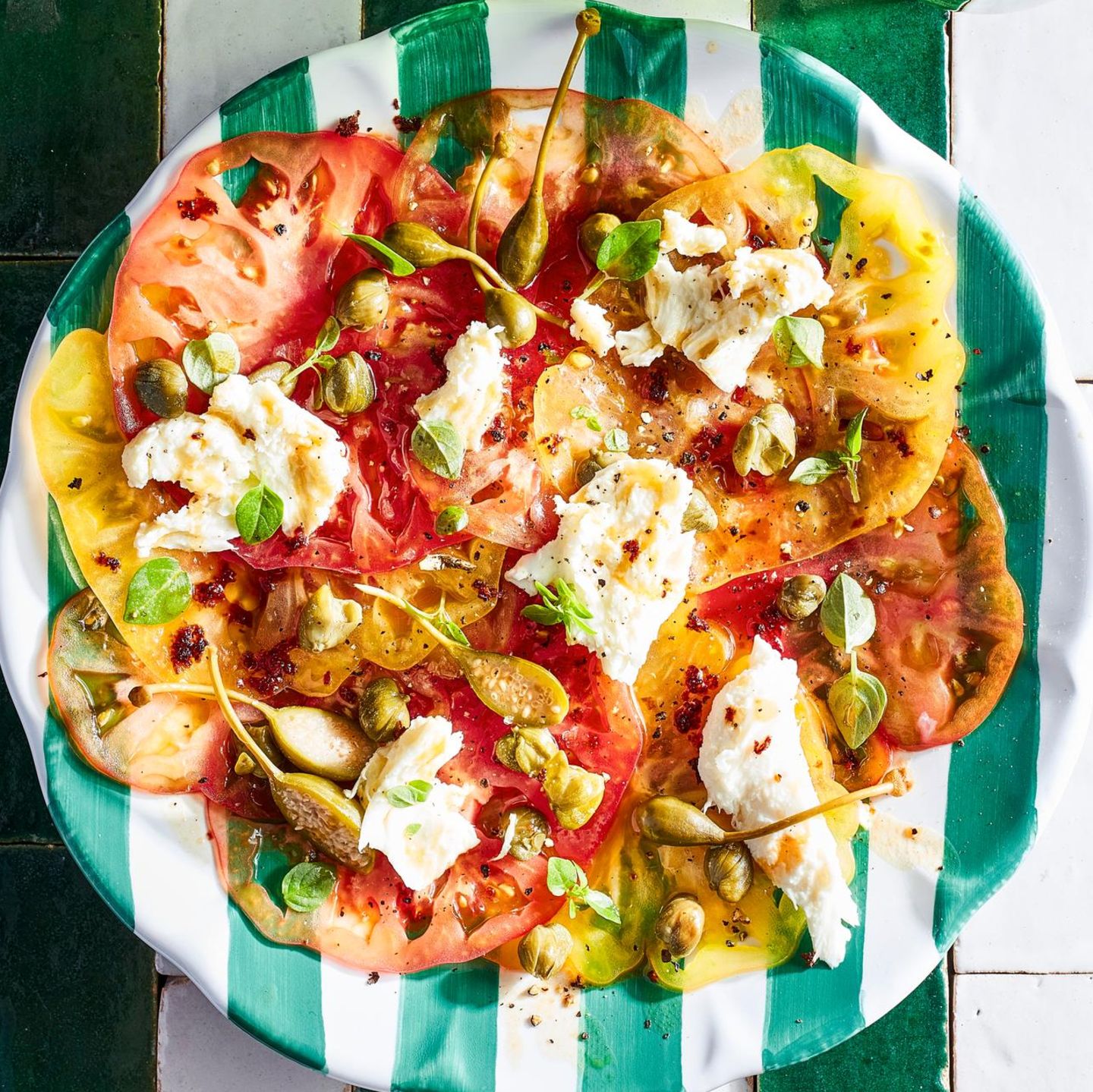Tomaten-Carpaccio mit Kapern und Mozzarella