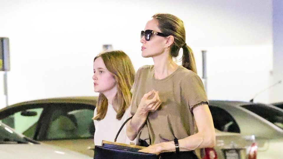 Angelina Jolie bleibt einer Farbrange treu, so kann sie möglichst viele Kleiderstücke miteinander kombinieren. 