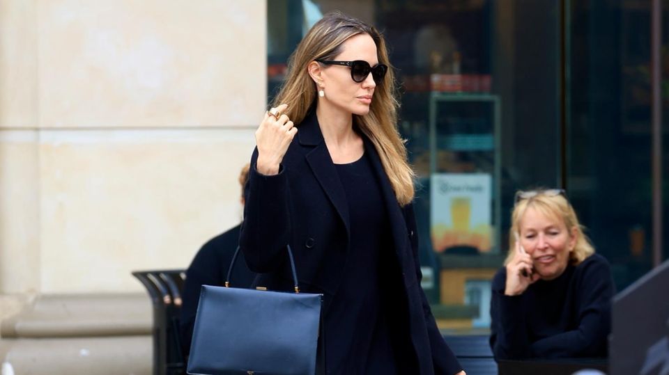 Luxus findet man bei Angelina Jolie bei ihren Taschen. Vor allem Taschen von Céline und Yves Saint Laurent gefallen ihr. 