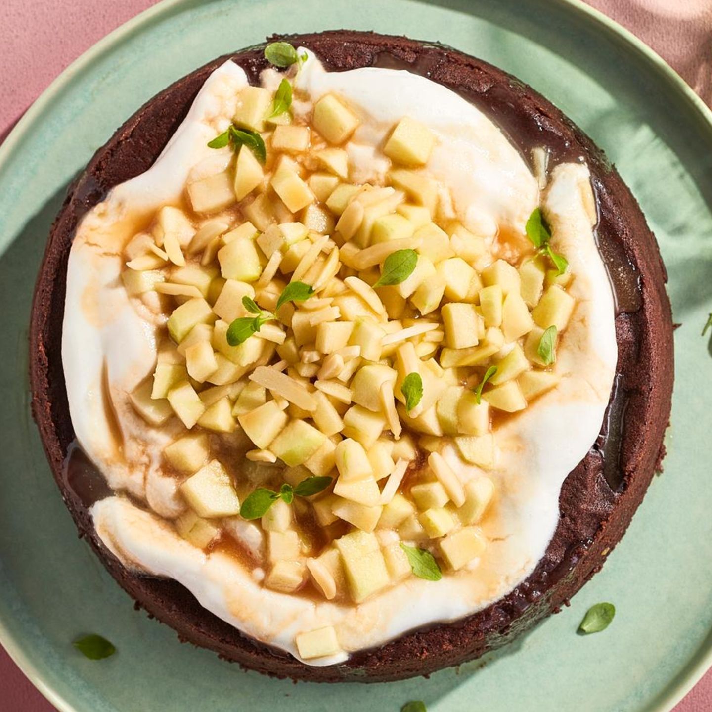 Apfel-Schoko-Kuchen mit Karamellsoße