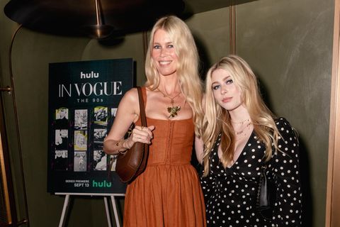 Claudia Schiffer zeigt sich in New York bei der Premiere der neuen "In Vogue: The 90's"-Serie mit ihrer Tochter Clementine. Claudia trägt ein langes, dunkles, orangefarbenes Kleid mit einer dunkelbraunen Tasche, während Clementine ein kurzes, schwarz-weiß gepunktetes Kleid wählt. Stylisch gekleidet lächelt das Mutter-Tochter-Duo in die Kamera und gibt dabei ein wunderschönes Bild ab. 0.75