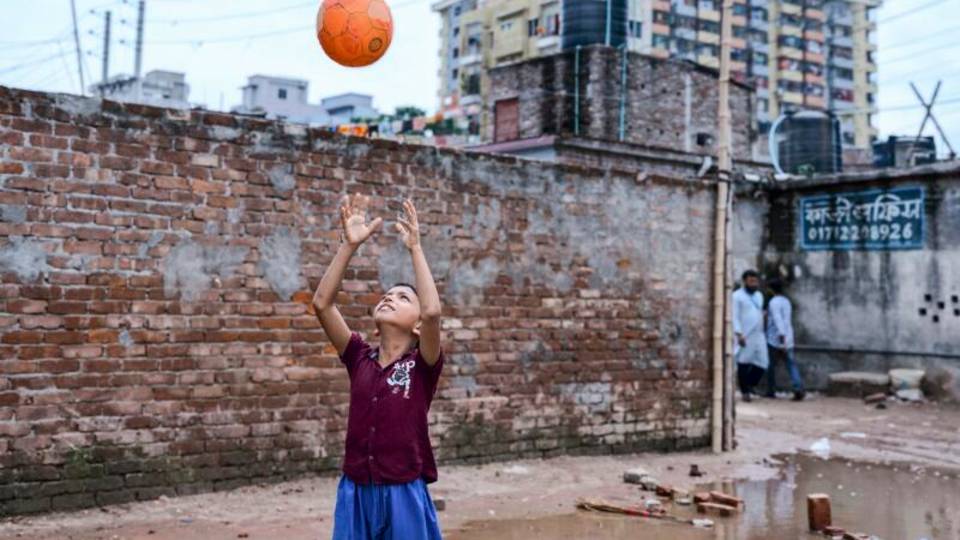 Schal fürs Leben 2024: Kind spielt mit Ball in Rayer Bazar