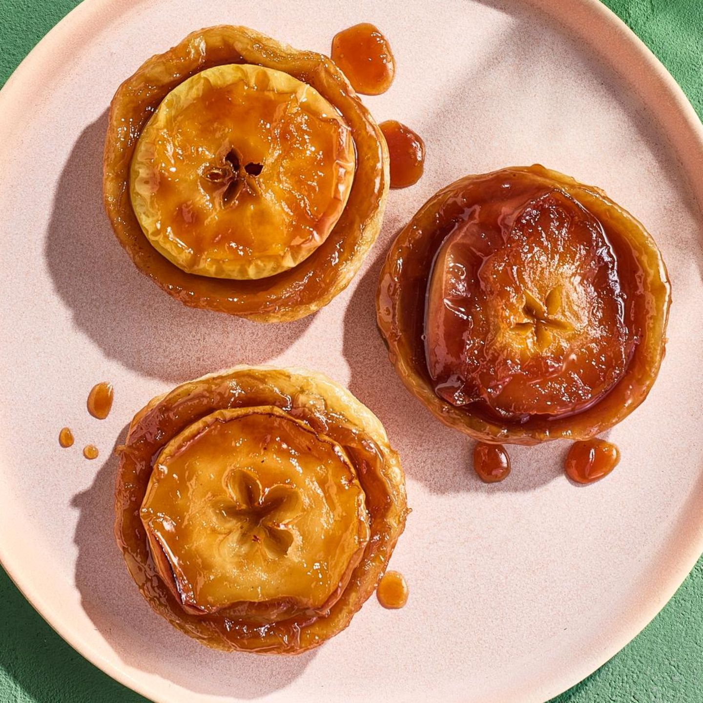 Mini-Tartes-Tatin mit Blätterteig und Vanilleeis