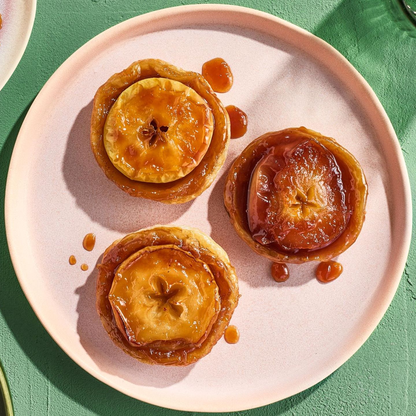 Mini-Tartes-Tatin mit Blätterteig und Vanilleeis