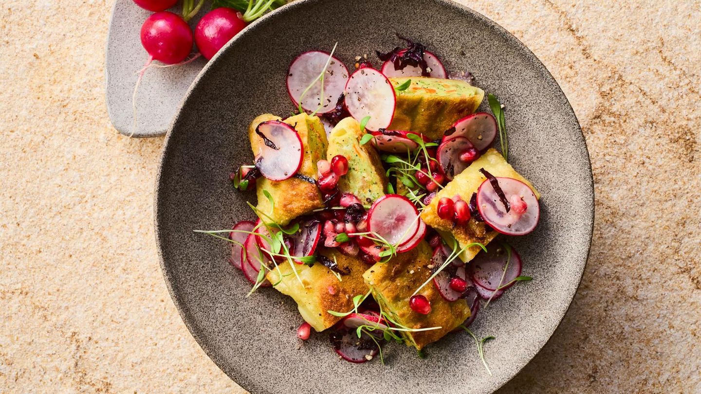 Gebratene Maultaschen mit Radieschen-Shiso-Salat | BRIGITTE.de
