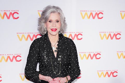 Jane Fonda überzeugt bei den Women's Media Awards 2024 in diesem schicken Outfit. Sie trägt einen kurzen, engen Blazer mit Perlenapplikationen und Perlenketten. Dazu kombiniert sie eine schwarze weite Hose und glitzernde Schuhe. Ihre roten Nägel matchen mit ihrem Lippenstift – ihr Beauty-Trick für eine Portion Frische? Mag sein! Bei ihrem Anblick fragen wir uns: Wie schafft sie es nur, mit 86 Jahren so umwerfend toll auszusehen? 0.6636