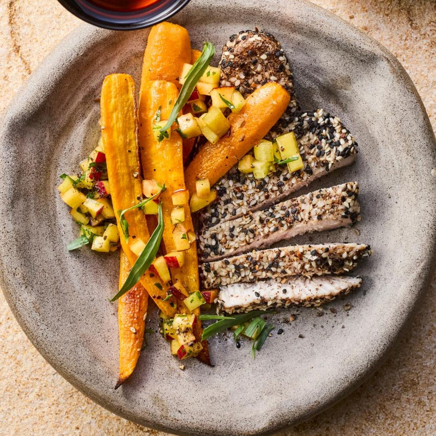 Sesam-Pute mit Möhren und Pfirsich-Salsa