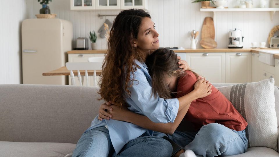 Zwei Eltern spielen mit ihren zwei Kindern.