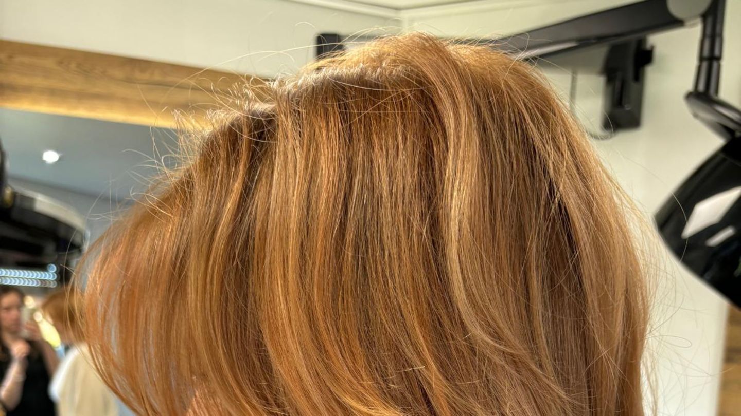 Ohne-Reue-nach-dem-Friseur-Friseurmeisterin-verr-t-Trend-Frisuren-und-Farben-im-Winter-2024