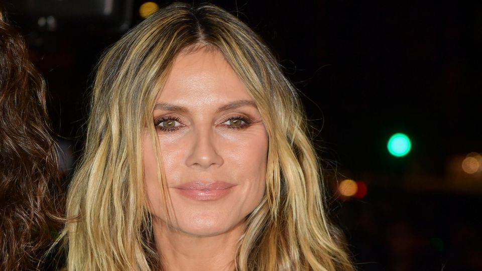 Heidi Klum wählt einen braunen Lidschatten, der ihre Augen zum Strahlen bringt.