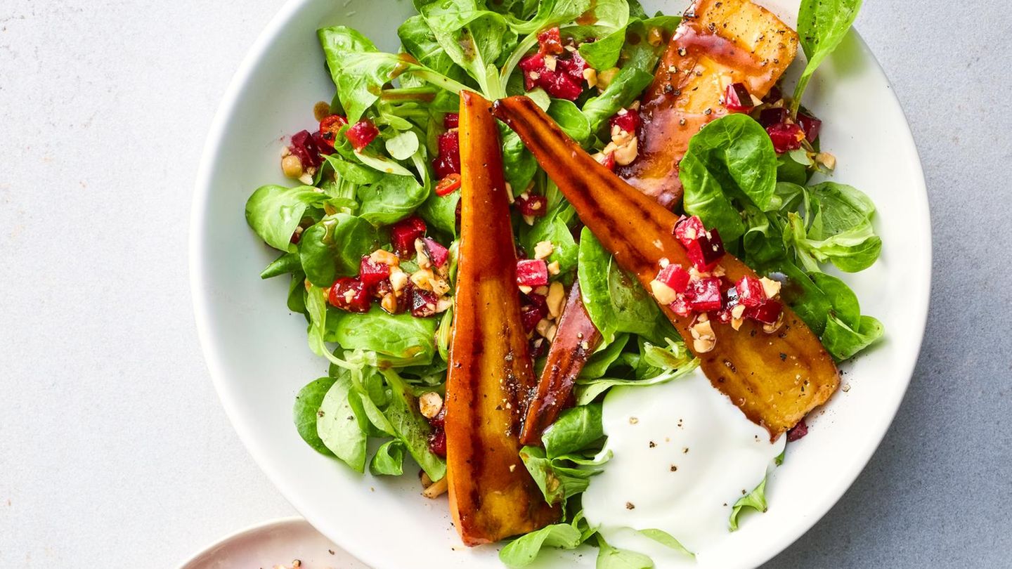 Geschmorte Pastinaken mit Feldsalat und Pflaumen-Salsa | BRIGITTE.de