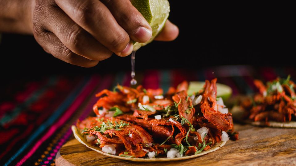 Tacos with freshly prepared limes.