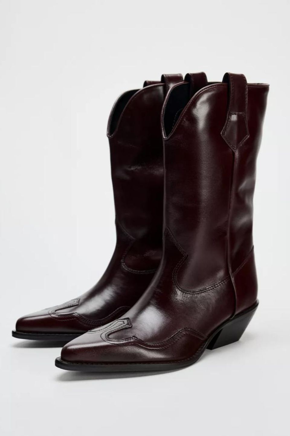 The cowboy boots in burgundy red from Zara are a real it-piece for fall 2024.