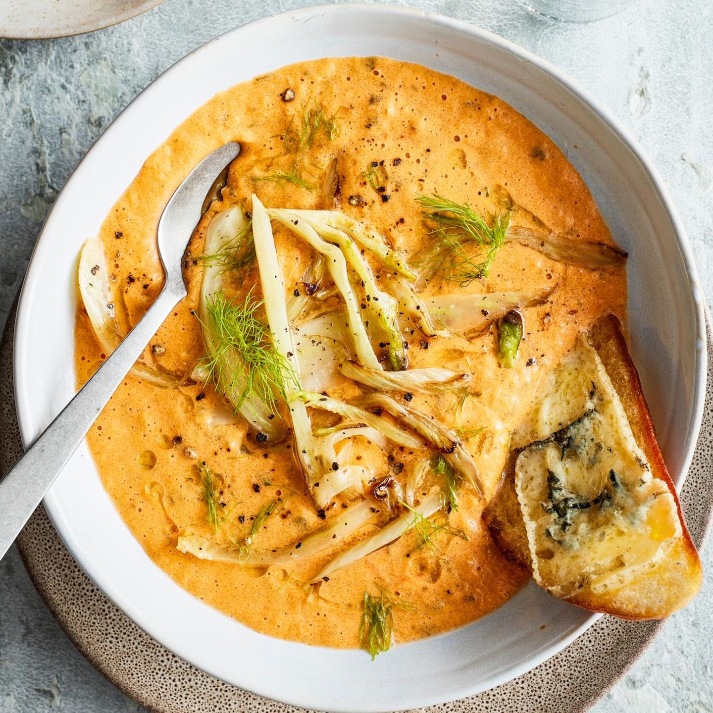 Tomatensuppe mit Fenchel und Blauschimmel-Crostini