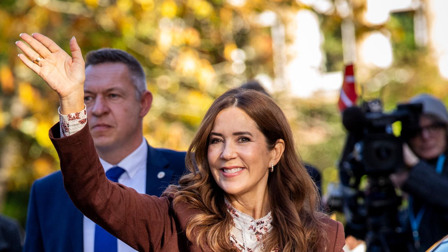 Königin Mary: In Deutschland überzeugt sie mit einem herbstlich-eleganten Look