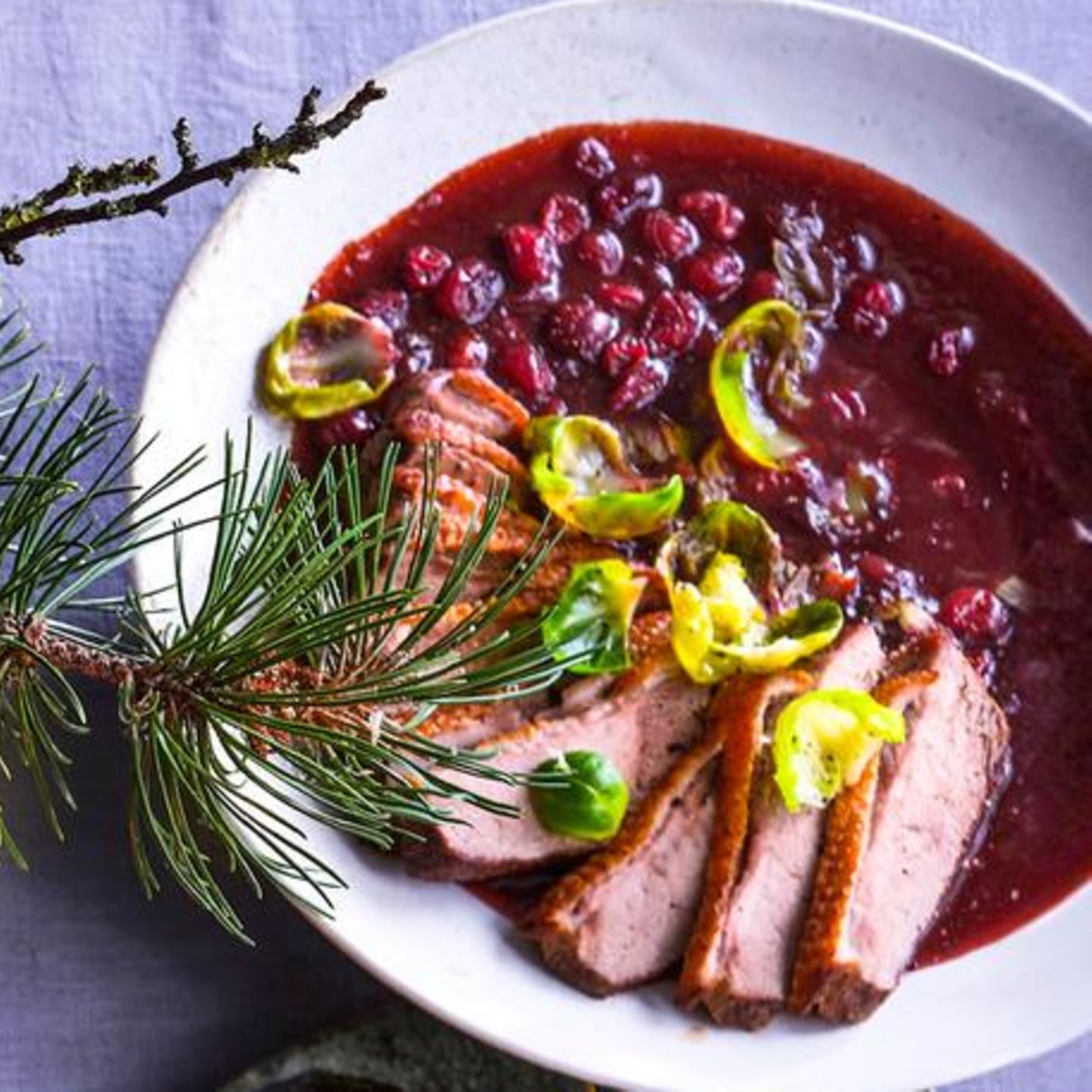 Entenbrust mit Rosenkohl und Cranberry-Whisky-Jus