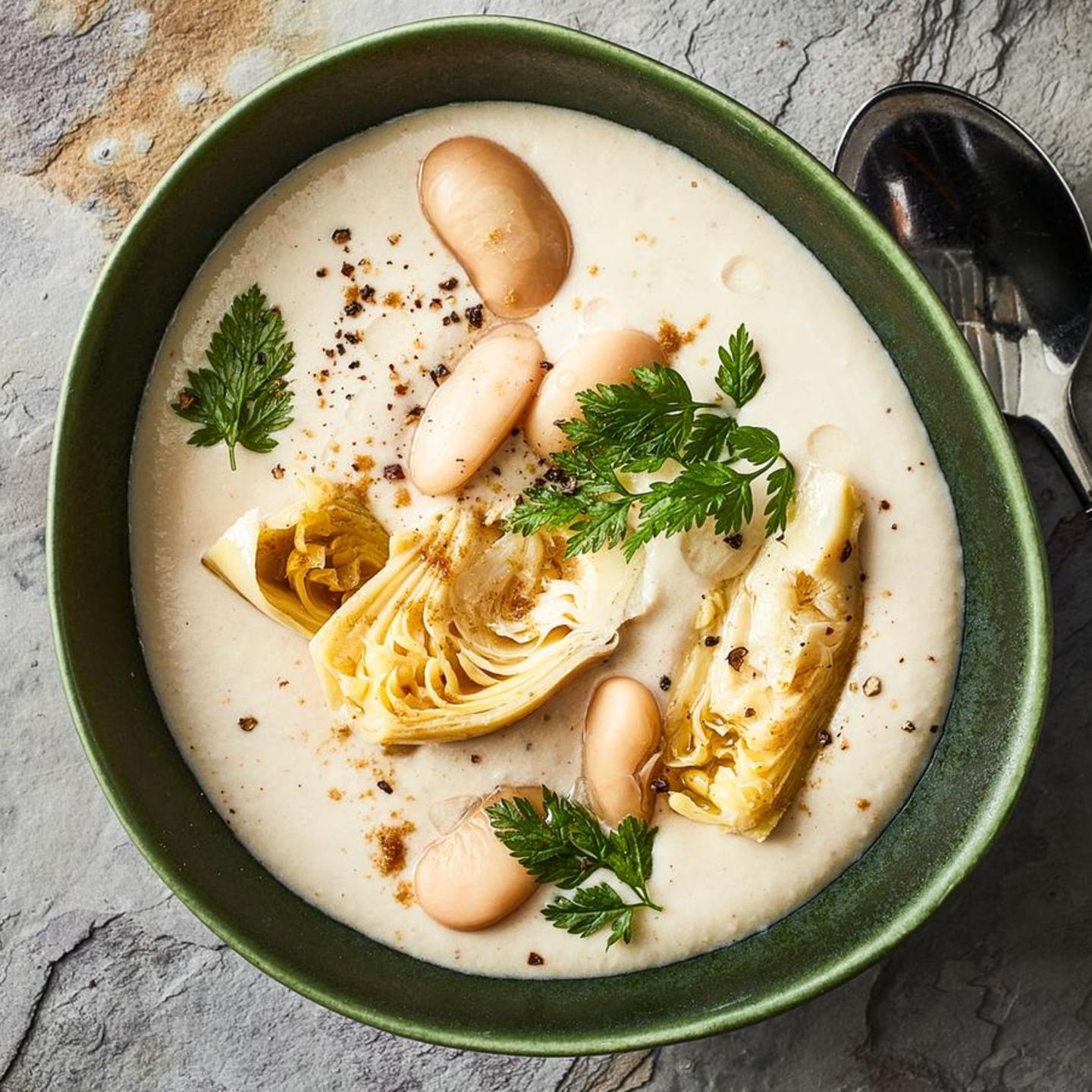 Ajo Blanco mit weißen Bohnen und Artischocken