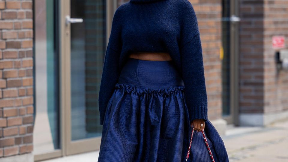 Navy-Pullover zum passenden Rock in A-Linie: So kann es funktionieren! Auch längere Pullover-Varianten sehen brillant aus.