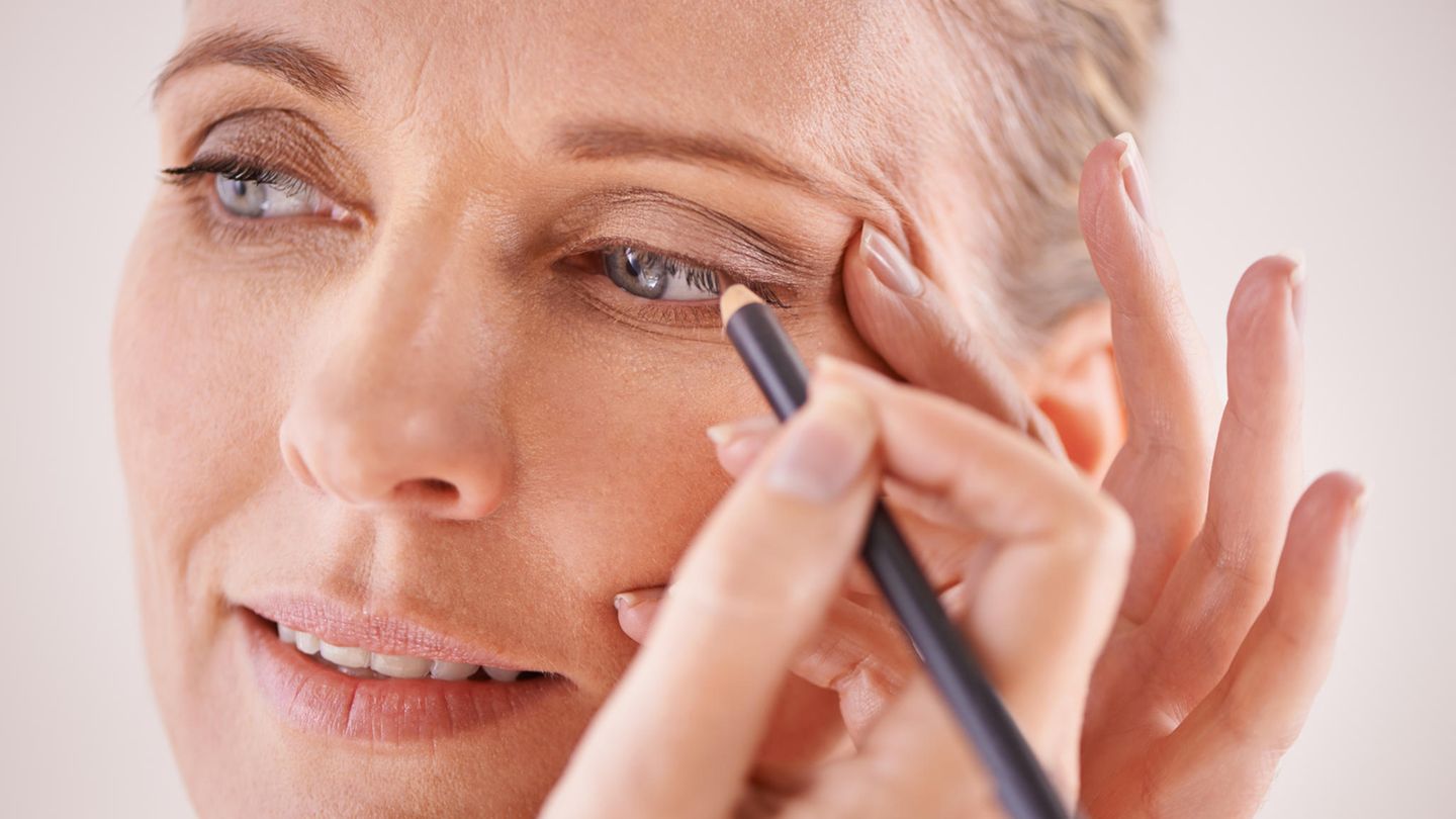 tightlining-dieser-kajal-hack-zaubert-einen-dichten-wimpernkranz