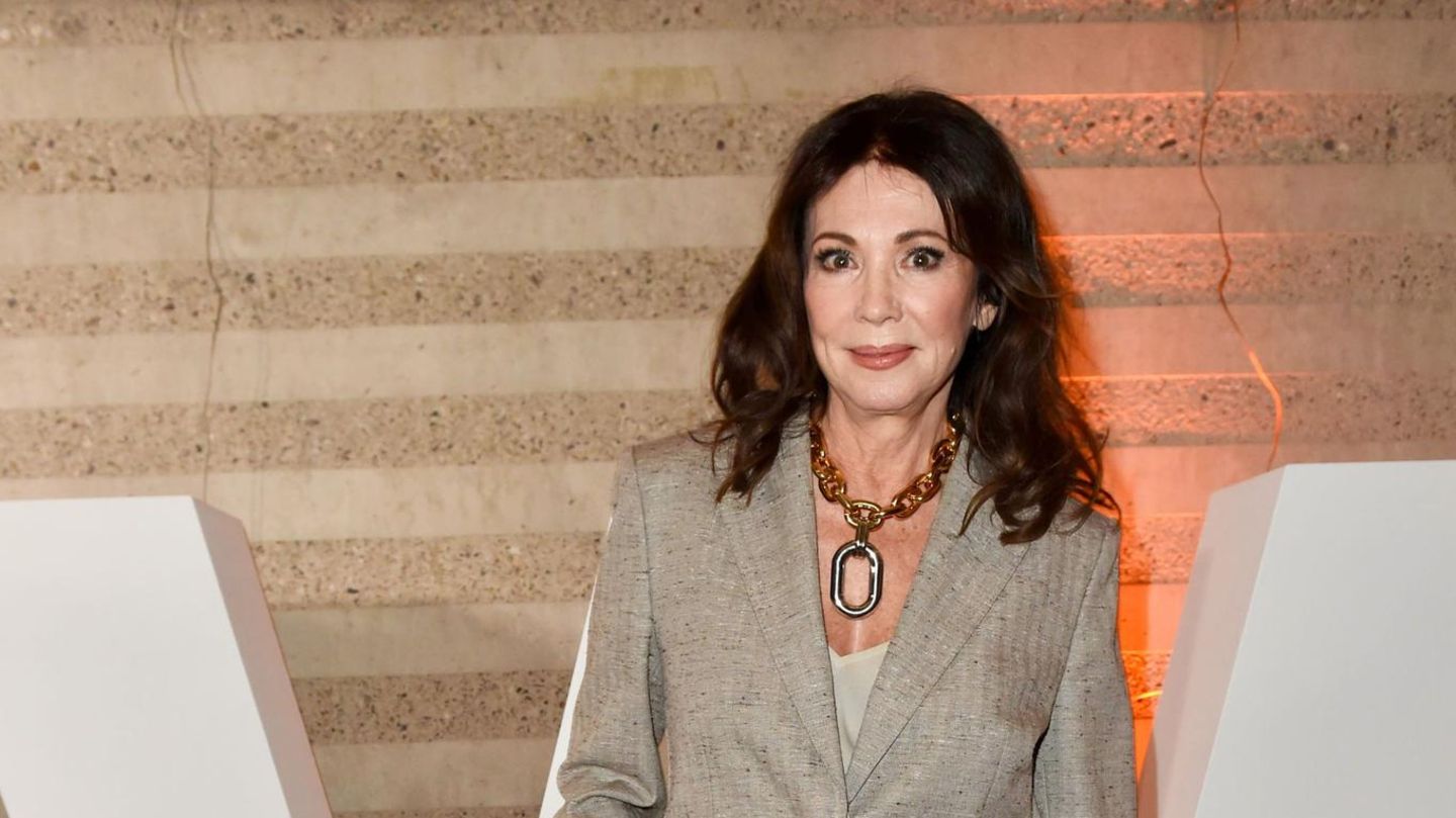 Promi-Looks-2024-Iris-Berben-pr-sentiert-sich-mit-auff-lligem-Accessoire