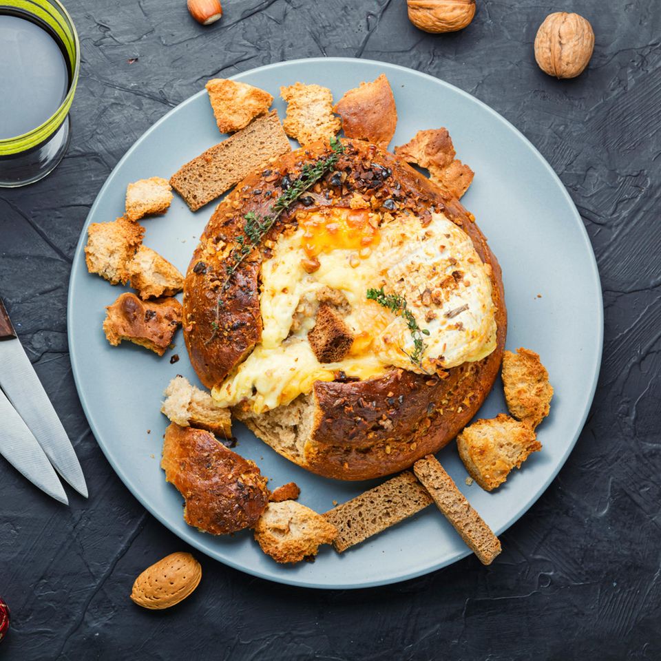 Gebackener Camembert im Brot | BRIGITTE.de