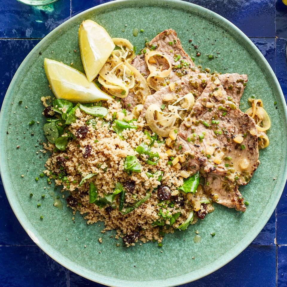 Scaloppine mit Zitronensoße und Feldsalat-Couscous | BRIGITTE.de