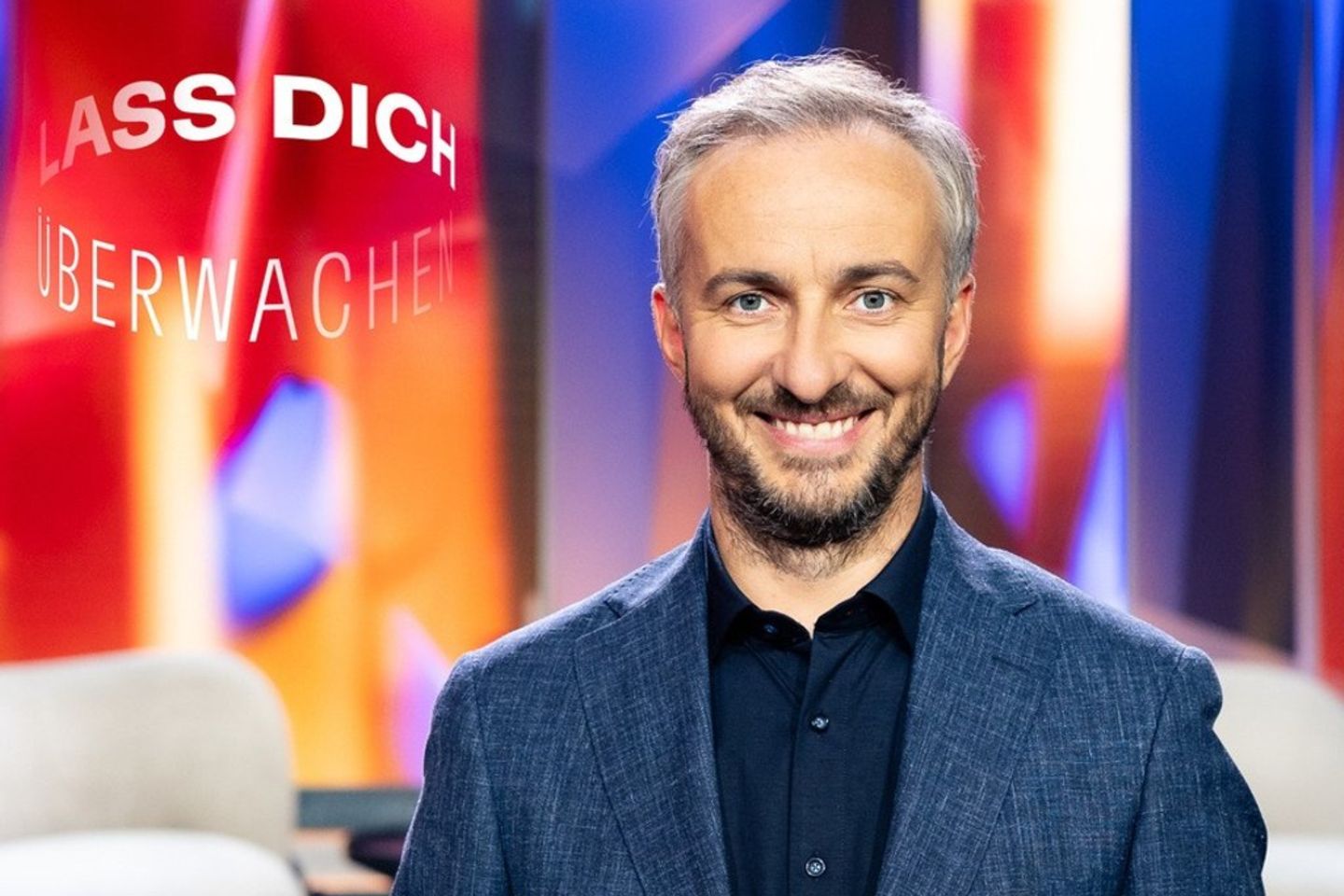 Jan Böhmermann durchforstet bei "Let yourself be monitored!" die digitale Vergangenheit seiner Studiogäste.