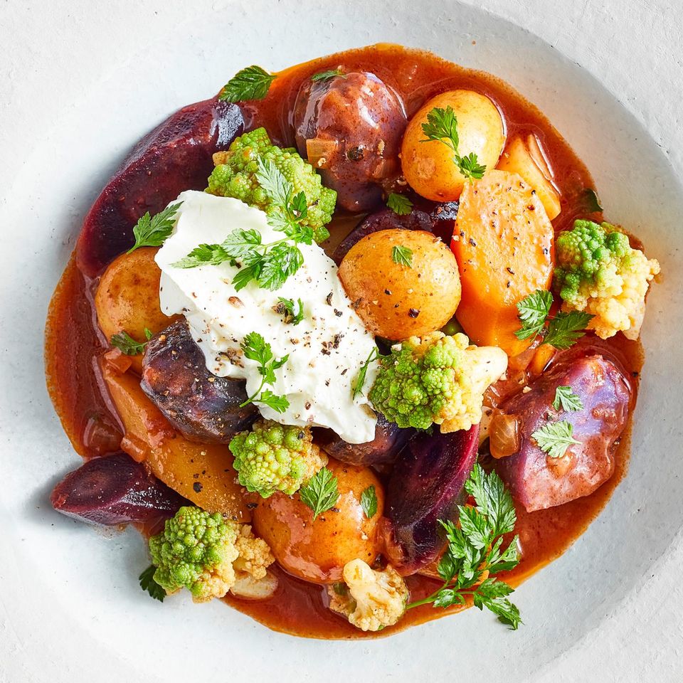 Buntes Kartoffel-Gulasch mit Romanesco | BRIGITTE.de