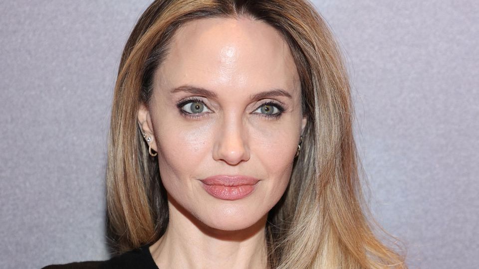 Angelina Jolies Augen wirken durch den halb durchgezogenen Lidstrich viel größer. 