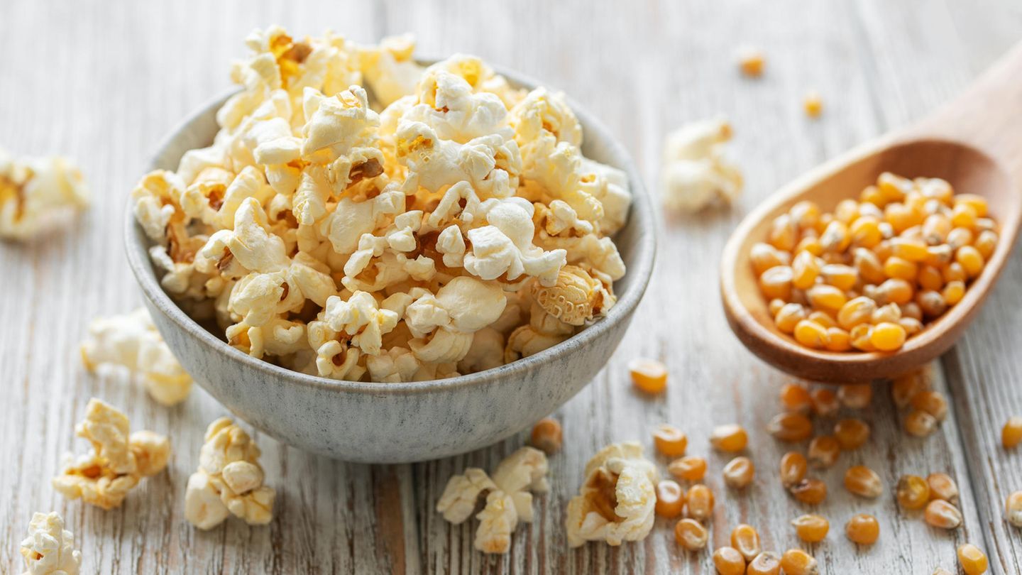 Popcorn selber machen So gelingt Popcorn im Topf BRIGITTE.de