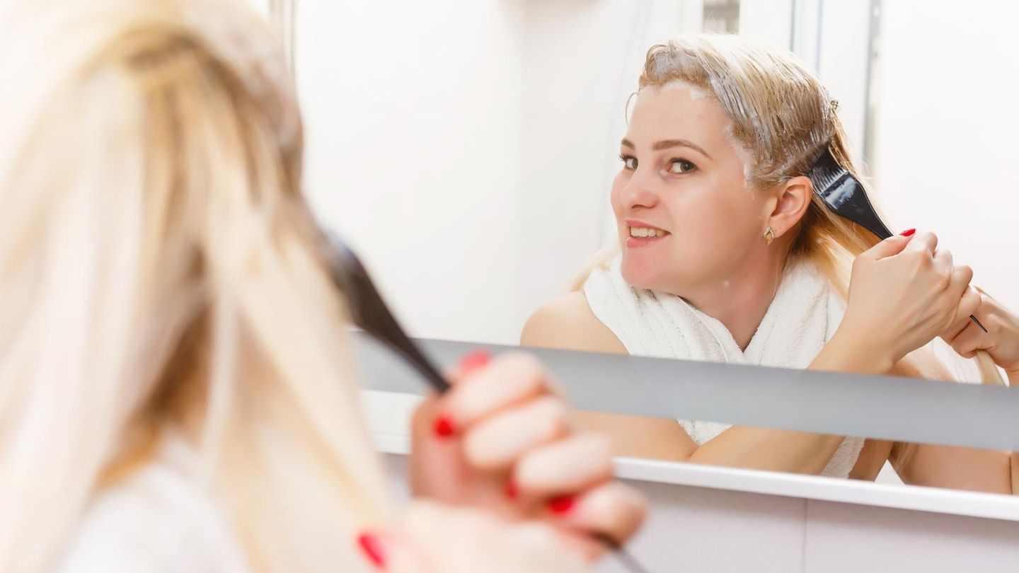 Haare-abmattieren-So-bekommst-du-den-Gelbstich-aus-deinem-Haar